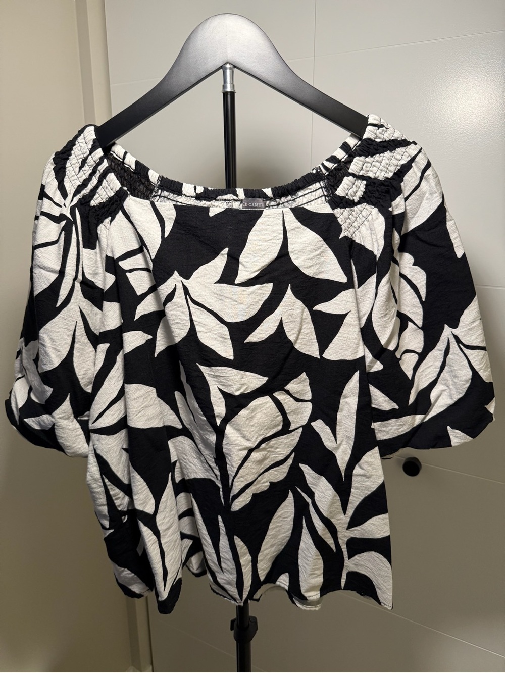 Vince Camuto Black and White Leaf Print Off-Shoulder Top
